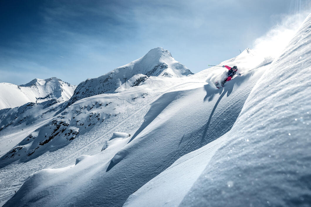 Kitzsteinhorn: Salzburgs einziges Gletscherskigebiet bietet hundertprozentige Schneegarantie von Oktober bis Juni und eine unerreichte Wintersportvielfalt, wie weite Gletscherhänge, fünf Freeriderouten, vier Snowparks, eine Superpipe, die Black-Mamba-Piste, das ICE CAMP presented by Audi und vieles mehr. | © Kitzsteinhorn