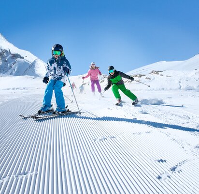 Families find perfect conditions for a winter holiday on the wide glacier slopes of the Kitzsteinhorn | © Kitzsteinhorn