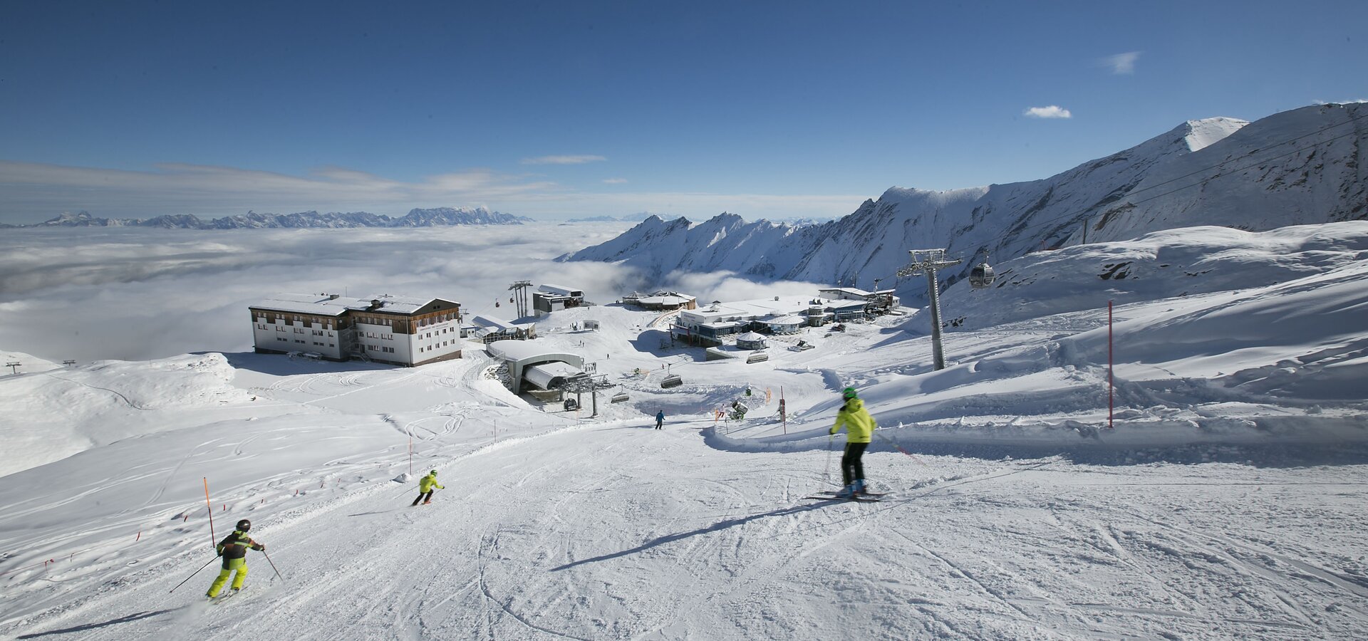 Das BSFZ Kitz­stein­horn auf 2.500 Meter See­höhe be­fin­det sich mit­ten im „Mythos Kitzsteinhorn“  | © Kitzsteinhorn/Franz Reifmüller