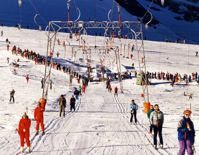 Magnetköpfellifte eröffnen am Gletscherplateau einen ganzjährigen schneesicheren Anfängerbereich | © Kitzsteinhorn