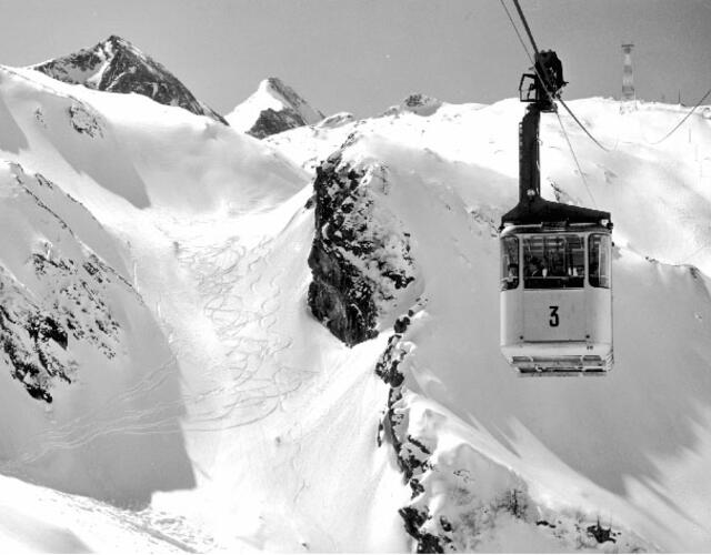 In zwei Sektionen bis zum heutigen Alpincenter geführt, bringt die Luftseilbahn die ersten Skifahrer auf das Kitzsteinhorn | © Kitzsteinhorn