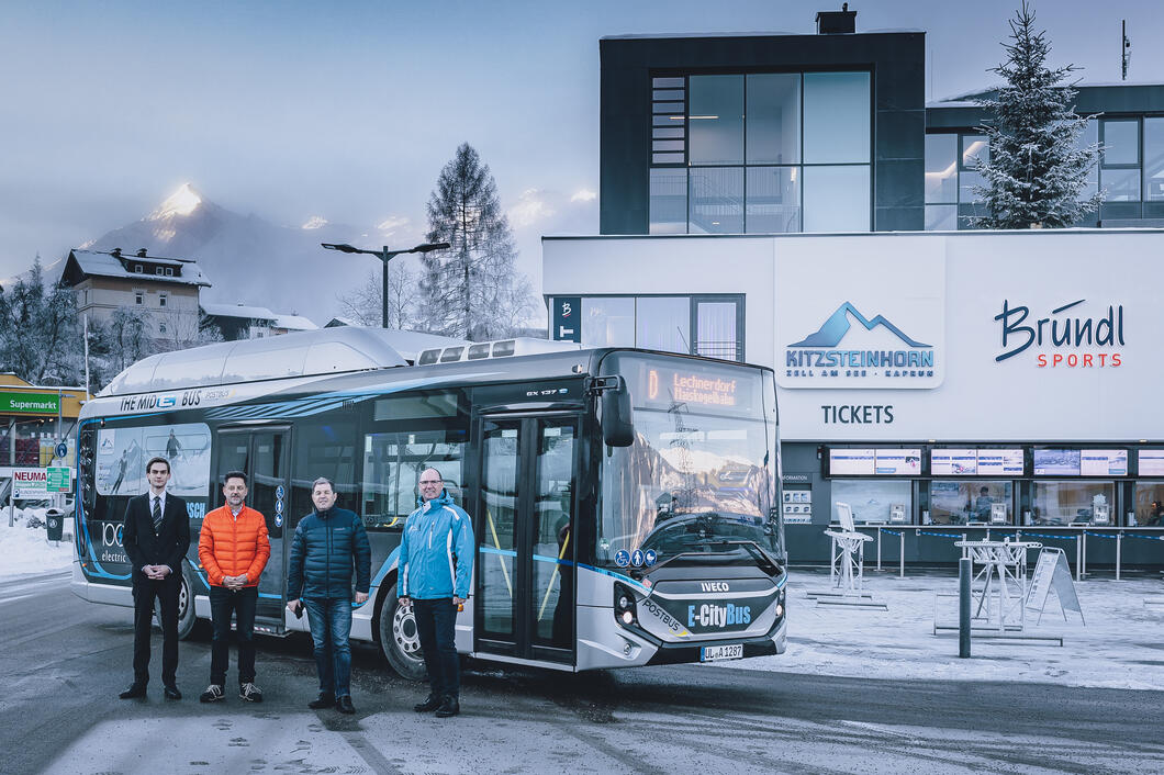 Österreichs erster E-Skibus in Kaprun! | © Kitzsteinhorn vlnr Marcel Hartl (Verkehrsleiter Postbus Zell am See), Christoph Bründl (Tourismusobmann Kaprun), Manfred Gaßner (Bürgermeister Kaprun), Ing. Norbert Karlsböck (Vorstandsdirektor Gletscherbahnen Kaprun AG) | © Kitzsteinhorn