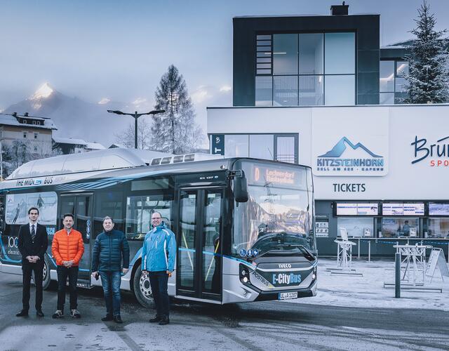vlnr Marcel Hartl (Verkehrsleiter Postbus Zell am See), Christoph Bründl (Tourismusobmann Kaprun),  Manfred Gaßner (Bürgermeister Kaprun), Ing. Norbert Karlsböck (Vorstandsdirektor Gletscherbahnen Kaprun AG) | © Kitzsteinhorn