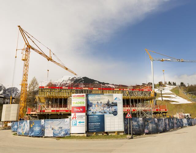 The Kaprun Center is already rising out of the ground. As of December 2018, it will unite the valley station of the MK Maiskogelbahn, ticket windows, a sports & rental shop, the ski depot and the GBK corporate headquarters under one roof. | © Kitzsteinhorn / Eva Reifmüller
