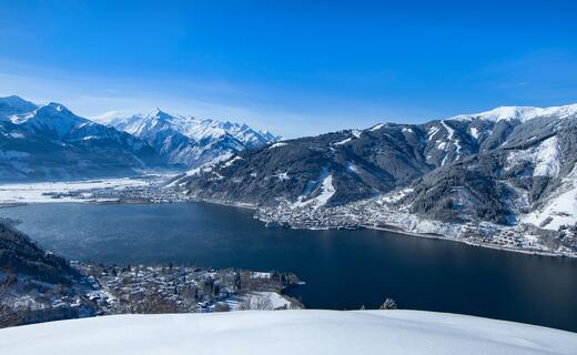 Aerial view of Lake Zell and the Kitzsteinhorn mountain | © Zell am See-Kaprun Tourismus