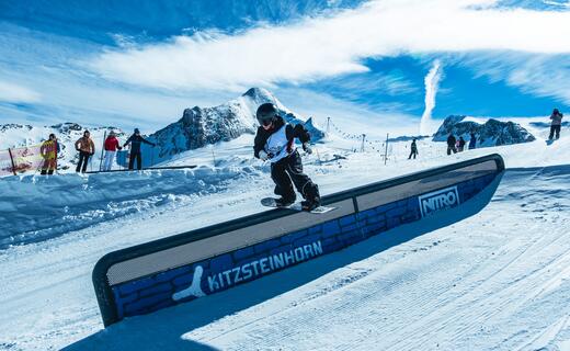 Snowboarder on a rail in the snowpark