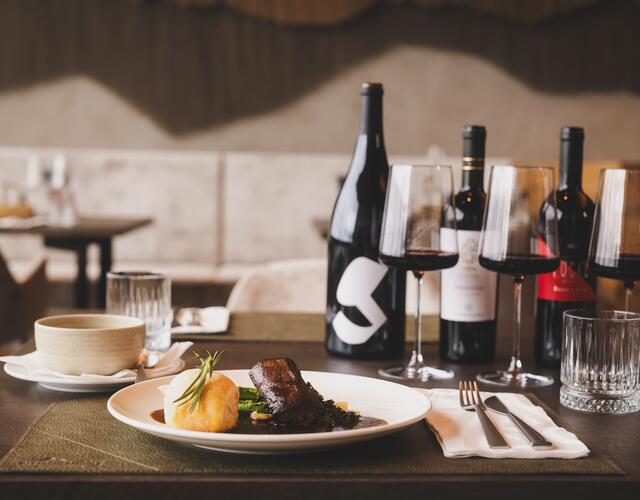 Wine Flight & Tapas Delight am Kitzsteinhorn  | © Stefanie Oberhauser