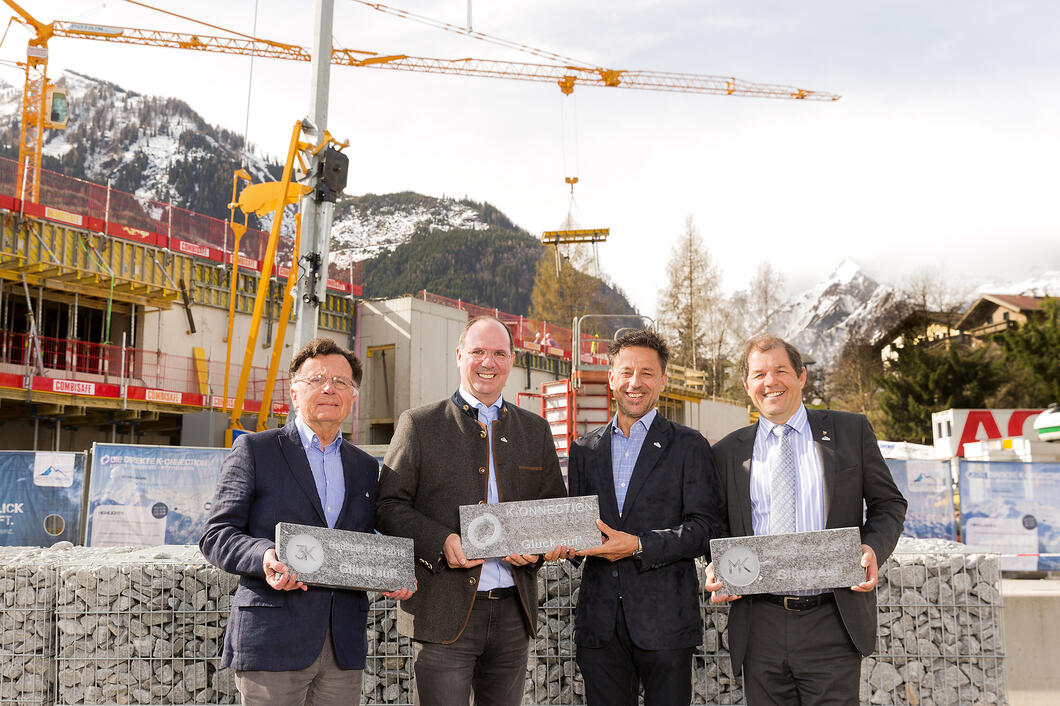 BAUSTART K-ONNECTION | © Kitzsteinhorn / Eva Reifmüller Drei Steine, die das Generationenprojekt in Kaprun auf den Weg bringen: Die drei Bausteine für die MK Maiskogelbahn, die 3K Kaprun-Kitzsteinhorn und das Gesamtprojekt K-onnection wurden (v.l.n.r.) von Dr. Arno Gasteiger (Aufsichtsratsvorsitzender Gletscherbahnen Kaprun AG), Ing. Norbert Karlsböck (Vorstand Gletscherbahnen Kaprun AG), Christoph Bründl (Obmann TVB Kaprun) und Manfred Gaßner (Bürgermeister Kaprun) überreicht | © Kitzsteinhorn / Eva Reifmüller