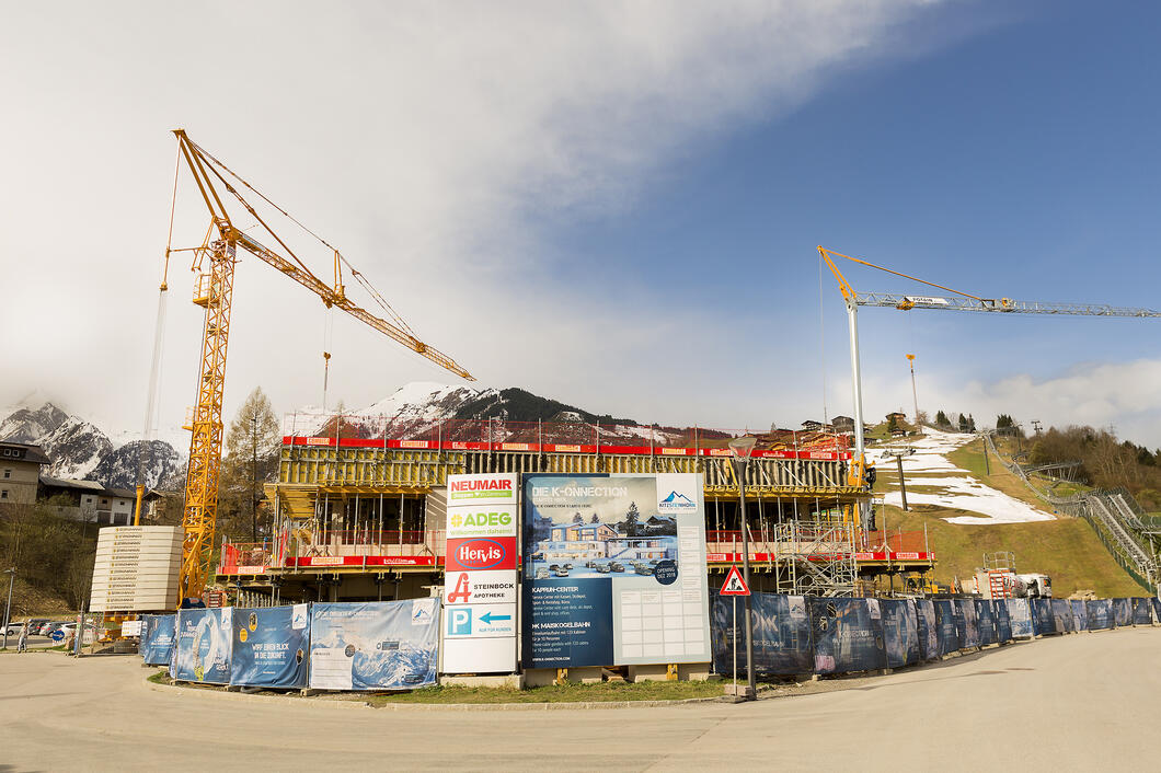 The Kaprun Center is already rising out of the ground. As of December 2018, it will unite the valley station of the MK Maiskogelbahn, ticket windows, a sports & rental shop, the ski depot and the GBK corporate headquarters under one roof. | © Kitzsteinhorn / Eva Reifmüller