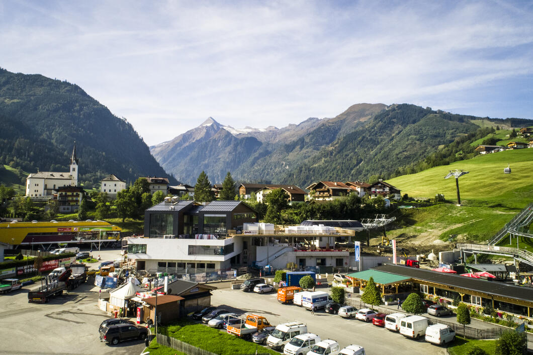Im Dezember 2018 wird auch das neue Kaprun Center eröffnet. Im multifunktionalen Gebäude sind Kassen, die Unternehmenszentrale der Gletscherbahnen Kaprun AG sowie ein Sport- und Rentshop des Kapruner Unternehmens Intersport Bründl unter einem Dach. | © Kitzsteinhorn