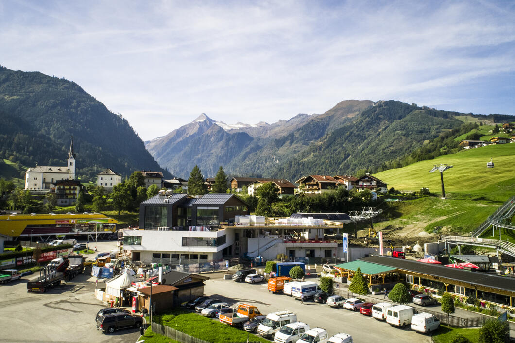 nder development at the valley terminal of the MK Maiskogel Lift, right in the heart of Kaprun, is the Kaprun Center: a service hub with ticket- and information offices, a ski depot with over 2,000 storage lockers and a modern sports shop – scheduled to open in December 2018 | © Kitzsteinhorn