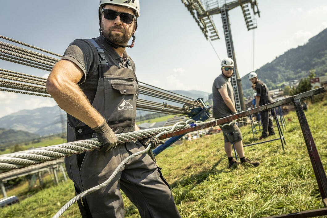 The rope splicing, a demanding activity in which by hand, the two rope ends are connected to a loop | © Kitzsteinhorn