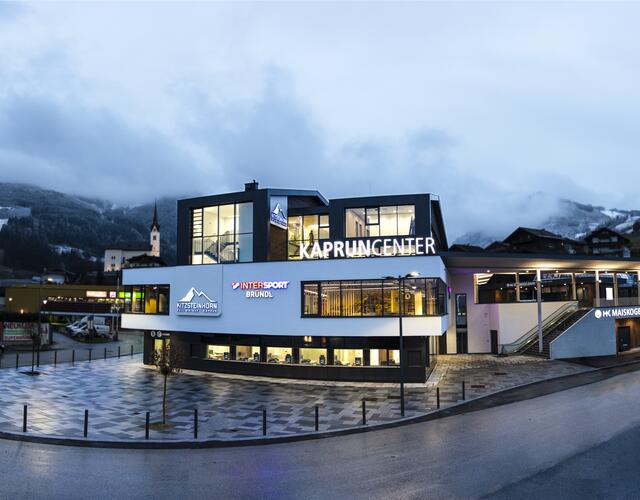 Der Countdown läuft: Im Dezember 2018 eröffnet auch das Kaprun Center. Im multifunktionalen Gebäude sind Kassen, die Unternehmenszentrale der Gletscherbahnen Kaprun AG sowie ein Sport- und Rentshop des Kapruner Unternehmens Intersport Bründl unter einem Dach. | © Kitzsteinhorn