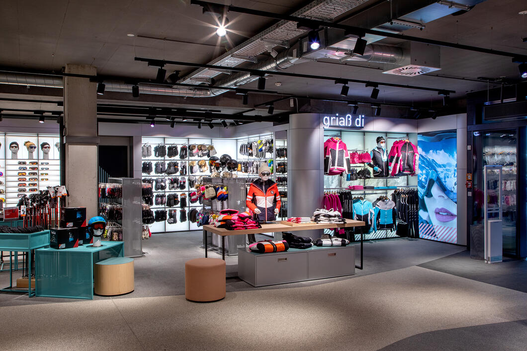 Sportshop - Kaprun Center | © Bründl/Nikolaus Faistauer Intersport Bründl Sportshop & Rent setzt mit dem neuen Shop im Kaprun Center in puncto Ambiente und Funktionalität wiederum neue Maßstäbe. Die Kunden erwartet Top-Sportkompetenz auf 2.000 m2 in einem einzigartigen Shopping-Ambiente mit großer Auswahl, bester Beratung und vielen Extras. | © Bründl/Nikolaus Faistauer