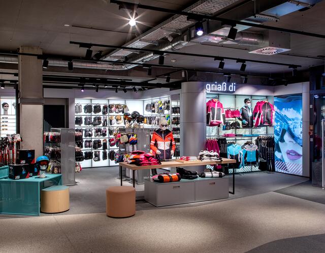 Intersport Bründl Sportshop & Rent setzt mit dem neuen Shop im Kaprun Center in puncto Ambiente und Funktionalität wiederum neue Maßstäbe. Die Kunden erwartet Top-Sportkompetenz auf 2.000 m2 in einem einzigartigen Shopping-Ambiente mit großer Auswahl, bester Beratung und vielen Extras. | © Bründl/Nikolaus Faistauer