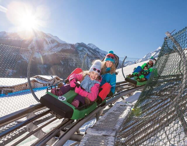 Maisiflitzer, der Alpine Coaster garantiert zusammen mit dem großzügigen Familien- und Freizeitpark an der Talstation das ganze Jahr über Spaß und Unterhaltung für Kinder und die ganze Familie. | © Kitzsteinhorn