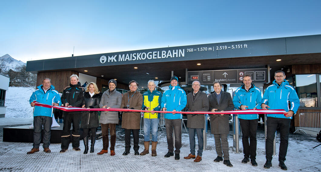 Eröffnung MK Maiskogelbahn | © Kitzsteinhorn/Nikolaus Faistauer v.l.n.r. Albert Rattensperger (Prokurist Gletscherbahnen Kaprun AG), Hans Peter Richer (Betriebsleiter Gletscherbahnen Kaprun AG), Mag. Renate Ecker (Geschäftsführerin Zell am See–Kaprun Tourismus GmbH), Christoph Bründl (Obmann Tourismusverband Kaprun), Dr. Arno Gasteiger (Aufsichtsratsvorsitzender Gletscherbahnen Kaprun AG), Ludwig Mitteregger (Vizebürgermeister Kaprun), Ing. Norbert Karlsböck (Vorstand Gletscherbahnen Kaprun AG) , Landeshauptmann-Stellvertreter Dr. Christian Stöckl, Manfred Gaßner (Bürgermeister Kaprun), Günther Brennsteiner, MMag. Thomas Maierhofer (Prokuristen Gletscherbahnen Kaprun AG) | © Kitzsteinhorn/Nikolaus Faistauer