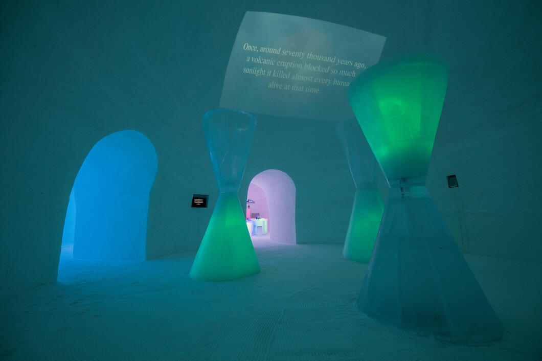 Kitzsteinhorn ICE CAMP presented by Audi 2019_4 | © Kitzsteinhorn / Alex Papis Das an die Decke projizierte Video ist eine Leihgabe des museo CCCB in Barcelona. Die Texte und Bilder verdeutlichen den Aufruf zum Handeln. | © Kitzsteinhorn / Alex Papis