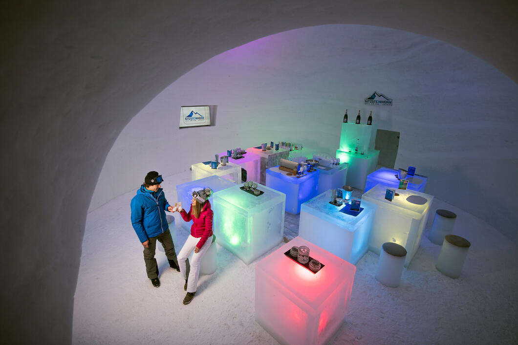 Kitzsteinhorn ICE CAMP presented by Audi 2019_7 | © Kitzsteinhorn / Alex Papis Eisig, quadratisch und ganz schön stylish – die Ice-Bar am ICE CAMP lädt zum entspannten Plaudern am bunten Mobiliar aus echtem Gletschereis ein. | © Kitzsteinhorn / Alex Papis