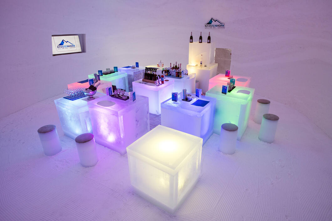KITZSTEINHORN ICE CAMP (7) | © Kitzsteinhorn / Alex Papis Bei einem heißen Flirt an der Ice-Bar wirken die zehn bunten Eis-Quader als echte Eisbrecher. Sie geben der Bar ein urbanes Flair. | © Kitzsteinhorn / Alex Papis