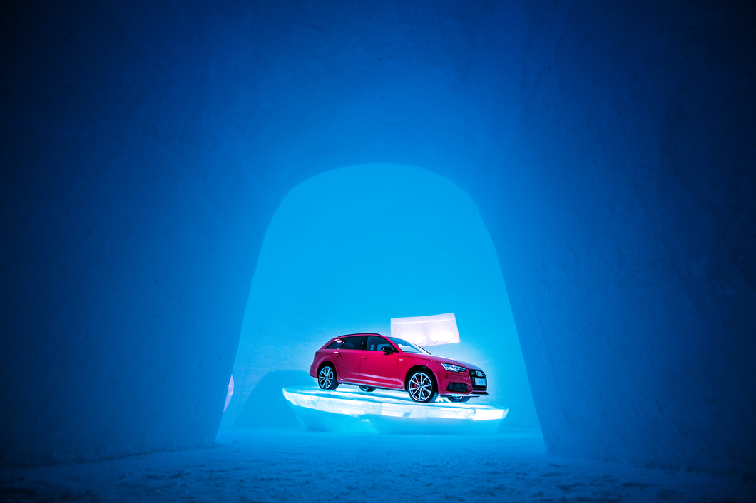 KITZSTEINHORN ICE CAMP (5) | © Kitzsteinhorn / Alex Papis Auf einem bunt beleuchteten Eisteller wird der Audi S4 Avant quattro im Audi Showroom präsentiert. Besucher können die ausgefeilte Technik und das moderne Design hautnah bestaunen. | © Kitzsteinhorn / Alex Papis