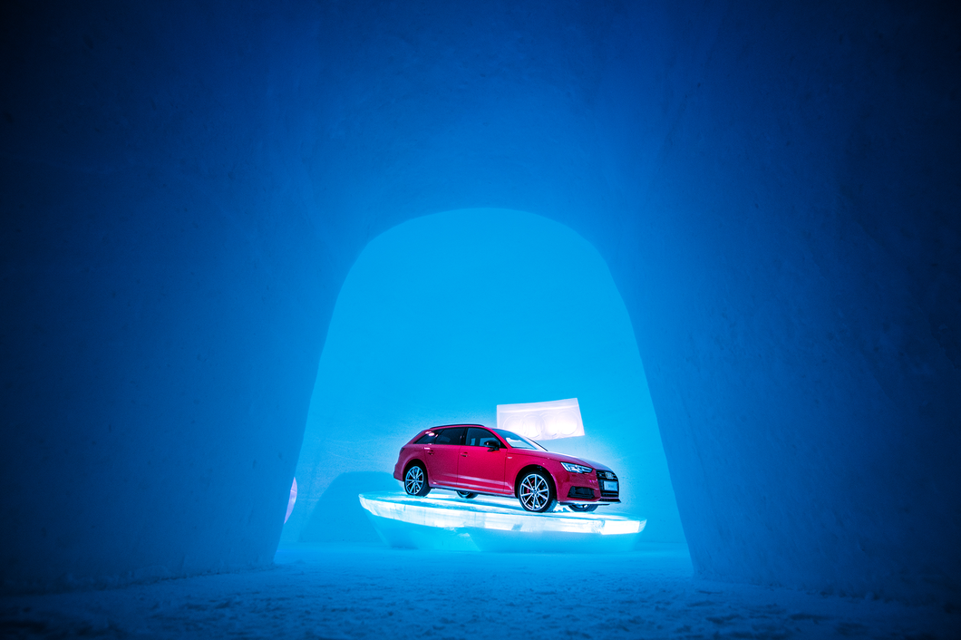 Auf einem bunt beleuchteten Eisteller wird der Audi S4 Avant quattro im Audi Showroom präsentiert. Besucher können die ausgefeilte Technik und das moderne Design hautnah bestaunen. | © Kitzsteinhorn / Alex Papis