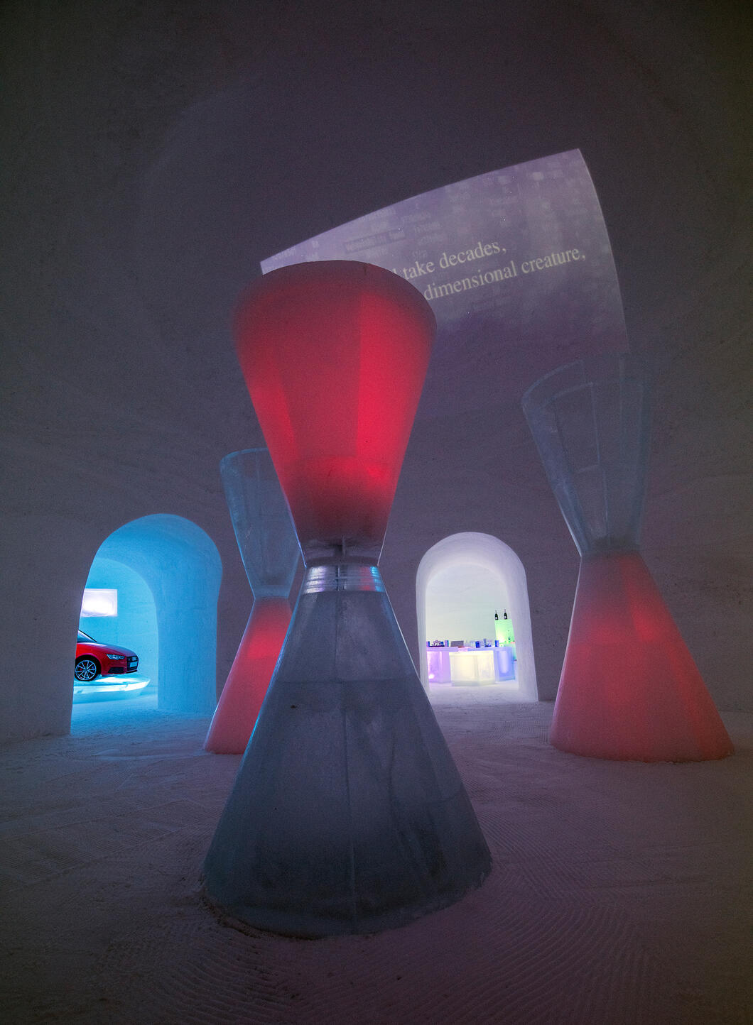 Kitzsteinhorn ICE CAMP presented by Audi quattro2019_5 | © Kitzsteinhorn / Alex Papis Kunst, technische Innovation und eisiger Genuss sind im ICE CAMP eng miteinander verbunden – vom Kunst-Iglu gelangt man in den Audi Showroom oder die stylishe Ice-Bar. | © Kitzsteinhorn / Alex Papis