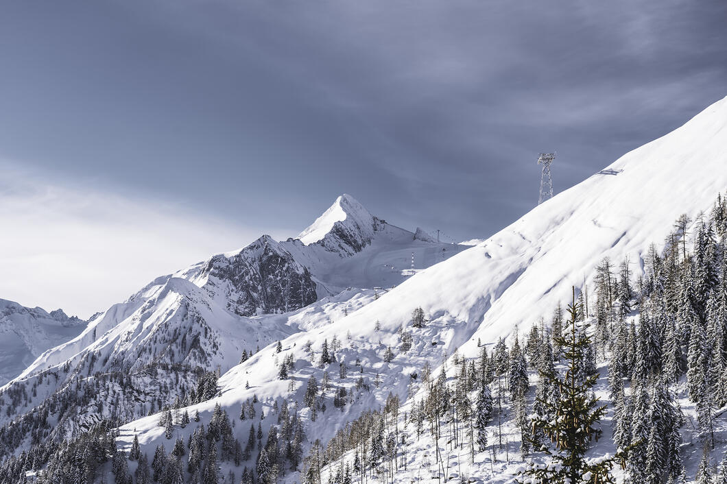 3K K-onnection | © Kitzsteinhorn Zeitgleich mit dem Bau der MK Maiskogelbahn wurden bereits 2018 die Berg- und Talstation sowie die ersten Stützenbauten für die 3K -Konnection errichtet. Nach der Winterpause werden im Frühjahr 2019 die Bauarbeiten zur Fertigstellung Salzburgs erster Dreiseilumlaufbahn wieder aufgenommen. | © Kitzsteinhorn