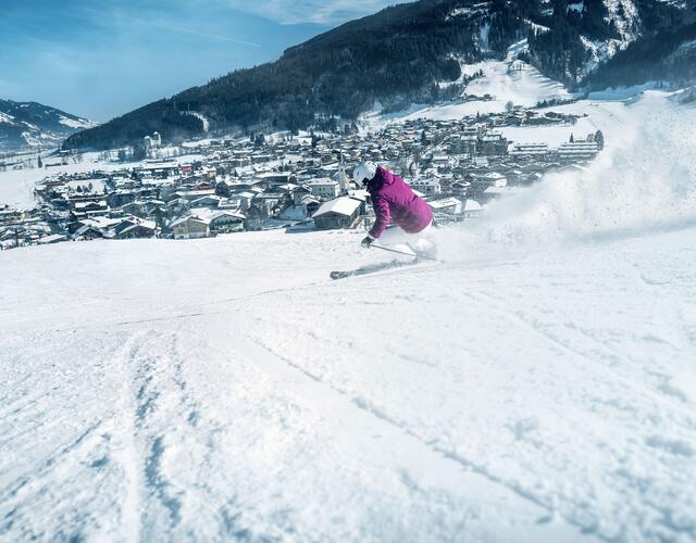 Ski-in-Ski-out direkt zum und vom Gletscher – die  K-ONNECTION Kaprun – Maiskogel – Kitzsteinhorn  eröffnet für Kaprun eine neue Dimension des Wintersports. Vom 100 % schneesicheren Gletscherskigebiet Kitzsteinhorn über den Familienberg Maiskogel  direkt ins Ortszentrum von Kaprun. | © Kitzsteinhorn