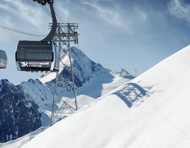 Mit der Eröffnung der 3K K-onnection, Salzburgs erster Dreiseilumlaufbahn und Herzstück der K-ONNECTION, werden das Kapruner Ortszentrum, der Familienberg Maiskogel und das 100 % schneesichere Gletscherskigebiet Kitzsteinhorn zu einer Einheit verbunden. Dieser Zusammenschluss bietet erstmals in Kaprun Ski-in-Ski-out zum und vom Gletscher sowie eine einzigartige Panoramafahrt mit neuen faszinierenden Perspektiven. | © Kitzsteinhorn