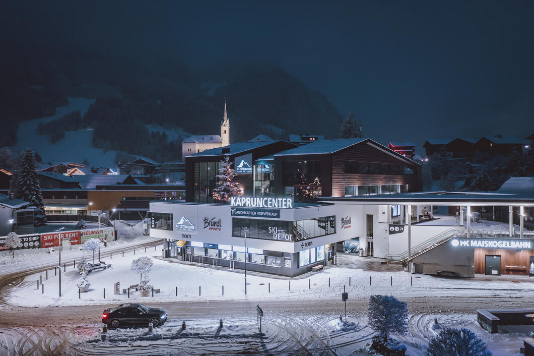 Das multifunktionale Kaprun Center, das bereits im Dezember 2018 eröffnet wurde, vereint die Talstation der MK Maiskogelbahn, Kassen, die Unternehmens-zentrale der Gletscherbahnen Kaprun AG sowie ein modernes Skidepot mit bis zu 2.000 Stellplätzen und einem großzügigen Sport- & Rentalshop Bündl Sports unter einem Dach.  | © Kitzsteinhorn
