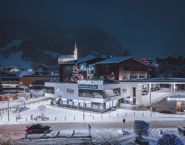 Das multifunktionale Kaprun Center, das bereits im Dezember 2018 eröffnet wurde, vereint die Talstation der MK Maiskogelbahn, Kassen, die Unternehmens-zentrale der Gletscherbahnen Kaprun AG sowie ein modernes Skidepot mit bis zu 2.000 Stellplätzen und einem großzügigen Sport- & Rentalshop Bündl Sports unter einem Dach.  | © Kitzsteinhorn