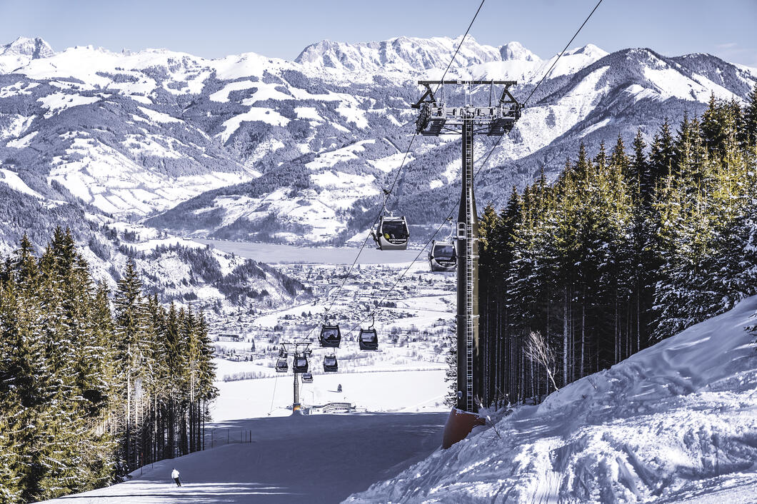 MK Maiskogelbahn mit Ausblicken auf Kaprun und den Zeller See | © Kitzsteinhorn Mit der MK Maiskogelbahn wurde bereits im Dezember 2018 die erste Etappe der K-ONNECTION Kaprun – Maiskogel – Kitzsteinhorn eröffnet. Die 10er-Einseilumlaufbahn erschließt den ortsnahen Familienberg in höchster Qualität. | © Kitzsteinhorn