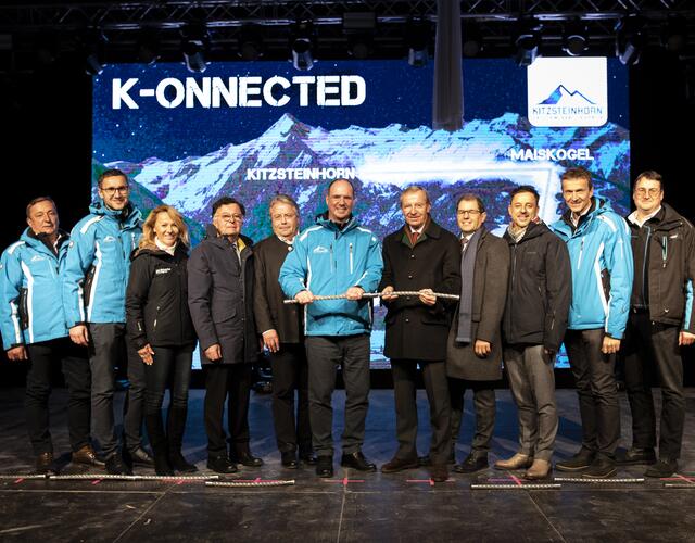 Verbunden, was zusammengehört: v.r.n.l.: Ing. Alexander Widauer (Betriebsleiter 3K K-onnection), Ing. Günther Brennsteiner (Prokurist  Gletscherbahnen Kaprun AG), Christoph Bründl (Obmann Tourismusverband Kaprun), Manfred Gaßner (Bürgermeister Kaprun), Dr. Wilfried Haslauer (Landeshauptmann Land Salzburg), Ing. Norbert Karlsböck (Vorstand Gletscherbahnen Kaprun AG), Abgeordneter zum Nationalrat Franz Hörl, Dr. Arno Gasteiger (Vorsitzender Aufsichtsrat Gletscherbahnen Kaprun AG), Mag. Renate Ecker (Geschäftsführerin Zell am See–Kaprun Tourismus GmbH), MMag. Thomas Maierhofer, Albert Rattensperger (Prokuristen Gletscherbahnen Kaprun AG) | © Kitzsteinhorn