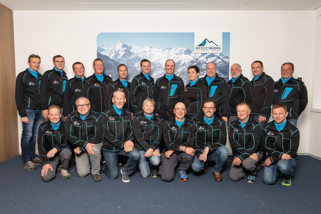 Mitarbeiter-Ehrung 2019 (hinten v.l.) Prok. Günther Brennsteiner, Prok. Thomas Maierhofer, Anton Innerhofer, Josef Eder, Christian Kühn, Wolfgang Lemberger, Vorstand Norbert Karlsböck, Elfi Buchner, Walter Bacher, Otmar Haas, Johannes Bacher, Prok. Albert Rattensperger (vorne v.l.) Hans-Peter Knapp, Christian Kröll, Günter Lechner, Anton Eder, Christian Mühlthaler, Ingo Steiner, Adam Rieder, Thomas Obwaller | © Kitzsteinhorn