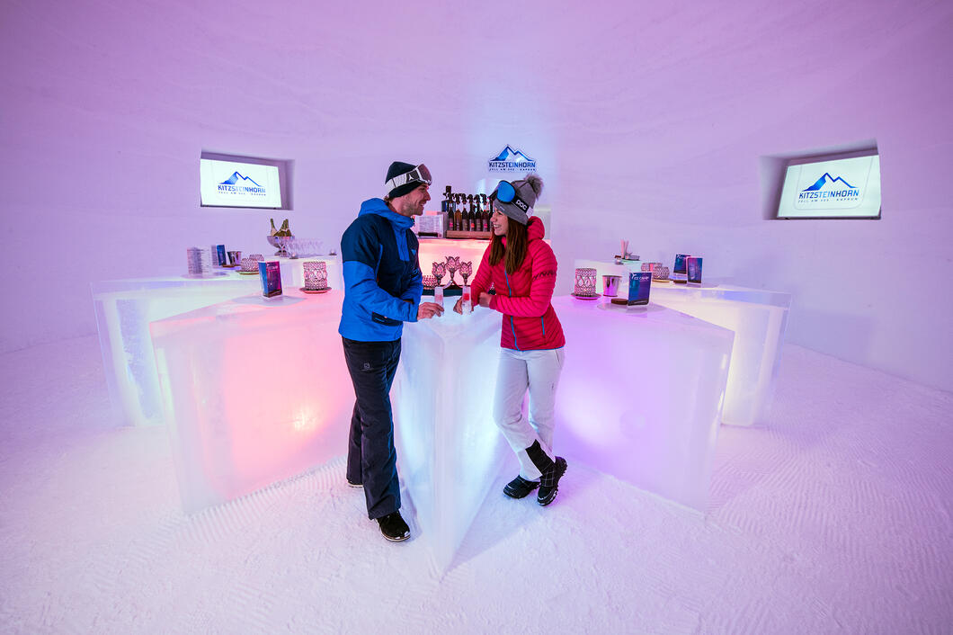 The hollow triangular “counters” arranged around the bar in the shape of a star add to the stylish ambience of the ICE BAR. In keeping with the temperatures, exclusive ICE CAMP “Pure Glacier” vodka from the Siegfried Herzog Distillery is also served here. | © Kitzsteinhorn
