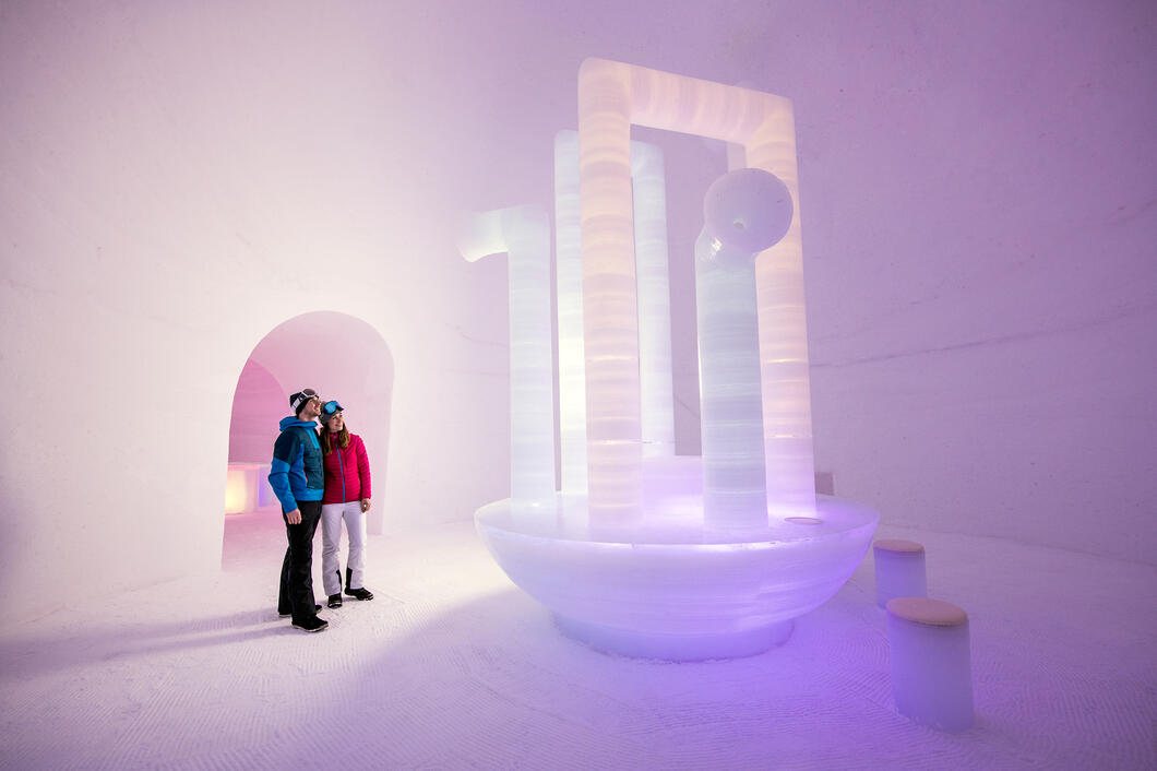 ICE CAMP 2020 | © Kitzsteinhorn Dieses Jahr wird das ICE CAMP mit einem einzigartigen Klangerlebnis bereichert. Als Kunstprojekt wurde ein überdimensionaler Klangkörper geschaffen. Die Basis bildet eine Art „Klangschale“ die mit stilisierten Hörnern – alles ganz aus Eis - eine Einheit bilden. Zusammen mit der sphärischen Grundmusik können Besucher in einem interaktiven Prozess mittels Touchpads das Eis-Symphonium individuell zum Klingen bringen. | © Kitzsteinhorn