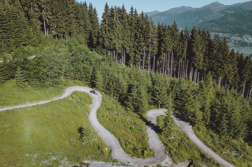Der neue Mountainbike-Trail schlängelt sich über 4,6 km von der Bergstation der MK Maiskogelbahn auf 1.570 m bis zur Mittelstation Stanger der MK Maiskogelbahn auf 1.137 m. | © Kitzsteinhorn