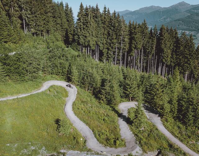 Der neue Mountainbike-Trail schlängelt sich über 4,6 km von der Bergstation der MK Maiskogelbahn auf 1.570 m bis zur Mittelstation Stanger der MK Maiskogelbahn auf 1.137 m. | © Kitzsteinhorn