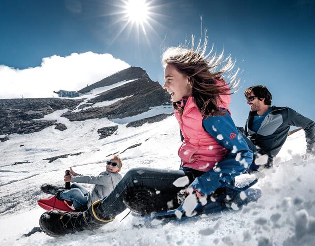 Schnee im Hochsommer: In den Monaten Juli und August ist die ICE ARENA mit Rutschbahnen, Ice Bar und Schneestrand der Hit bei Kindern und Erwachsenen. | © Kitzsteinhorn