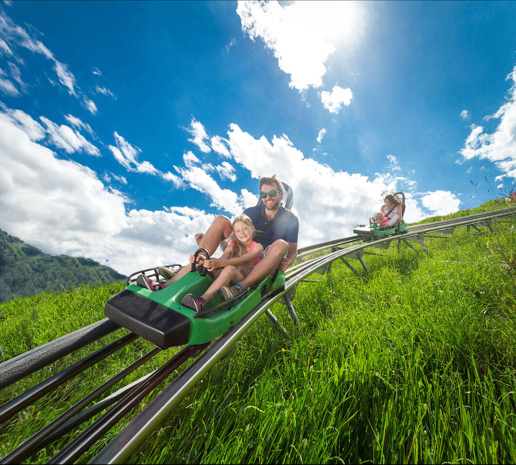 Maisi Flitzer Kaprun | © Kitzsteinhorn Mit der ganzjährig geöffneten Alpenachterbahn Maisi Flitzer rasant ins Tal - Action und Spaß für die ganze Familie direkt in Kaprun. | © Kitzsteinhorn