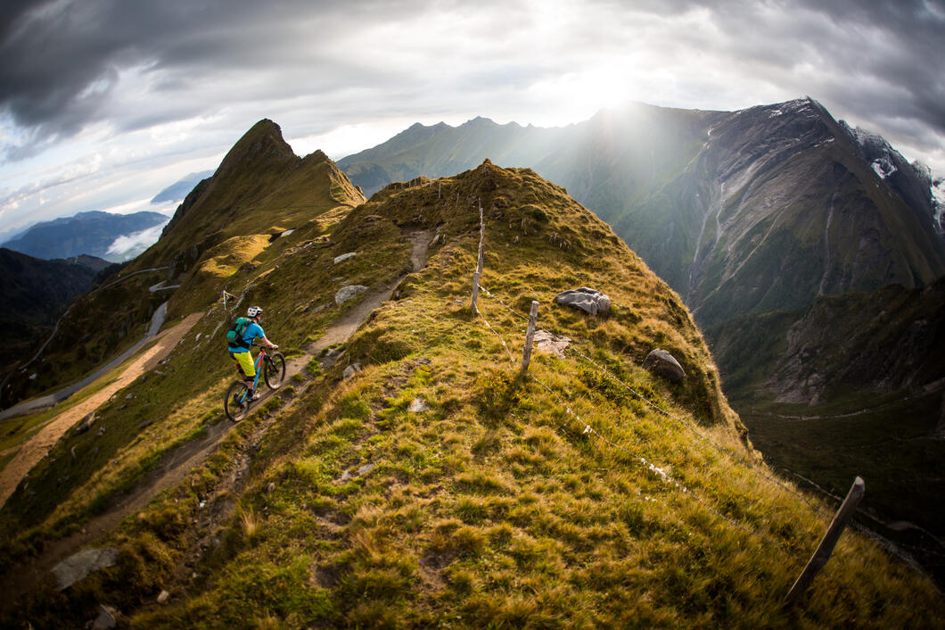 Mit drei Mountainbike-Freeride Trails von insgesamt zwölf Kilometern Länge und einer Höhendifferenz von 1.500 Metern, gilt das Kitzsteinhorn unter Mountainbikern zu einem der begehrtesten Hot-Spots der Alpen. NEU ab Sommer 2021: Maiskogel-Trail | © Kitzsteinhorn/Schultheiss