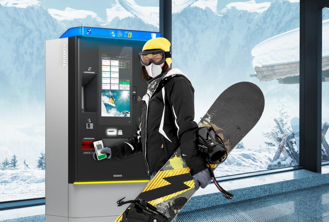 Freischaltung des Tickets beim Ticketautomaten | © SKIDATA Neben der Freischaltung der Tickets an den Ticketautomaten warten am Kitzsteinhorn zahlreiche weitere Möglichkeiten, um das Ticket mit dem 2G-Nachweis zu verknüpfen. | © SKIDATA