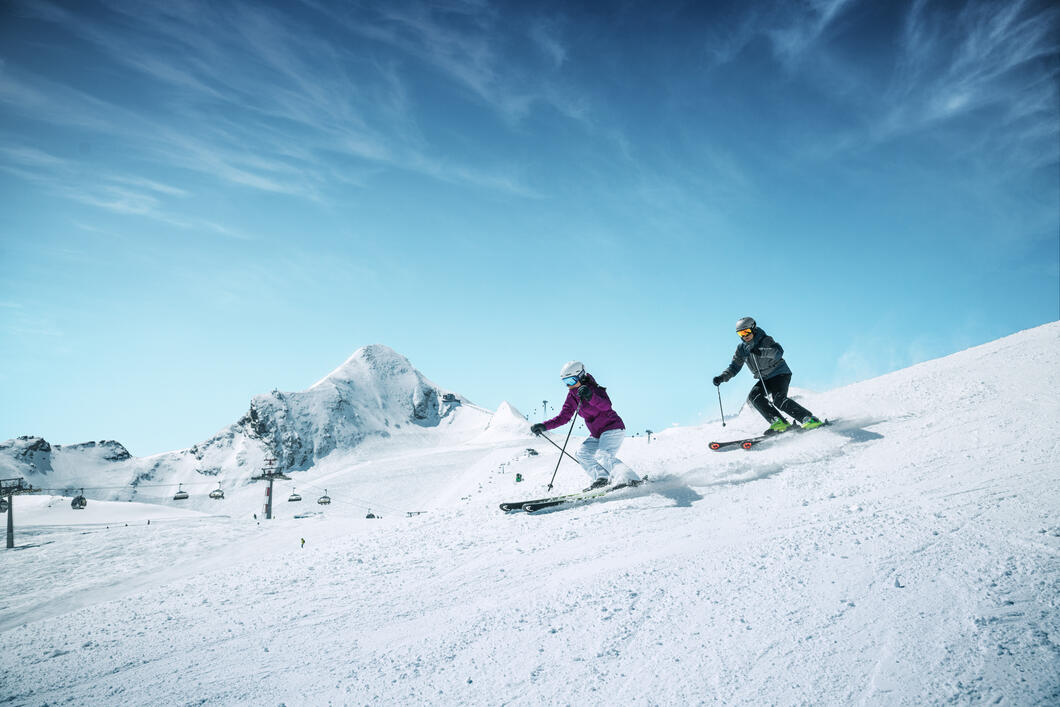 Wintersportgenuss am Kitzsteinhorn | © Kitzsteinhorn Salzburgs höchstgelegenes Skigebiet steht für absolute Schneesicherheit und puren Wintersportgenuss in allen Facetten. Seit 9. Oktober 2021 ziehen Wintersportler ihre Schwünge auf den weiten Gletscherhängen und genießen ein vielseitiges Angebot. | © Kitzsteinhorn