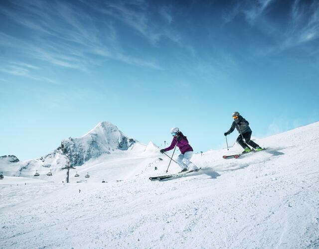 Salzburgs höchstgelegenes Skigebiet steht für absolute Schneesicherheit und puren Wintersportgenuss in allen Facetten.  Seit 9. Oktober 2021 ziehen Wintersportler ihre Schwünge auf den weiten Gletscherhängen und genießen ein vielseitiges Angebot. | © Kitzsteinhorn