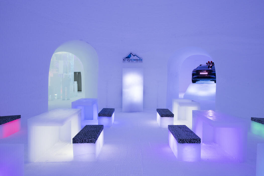 Die ICE LOUNGE im Kitzsteinhorn ICE CAMP presented by Audi | © Kitzsteinhorn Für ein stylisches Ambiente sorgt die ICE LOUNGE. | © Kitzsteinhorn