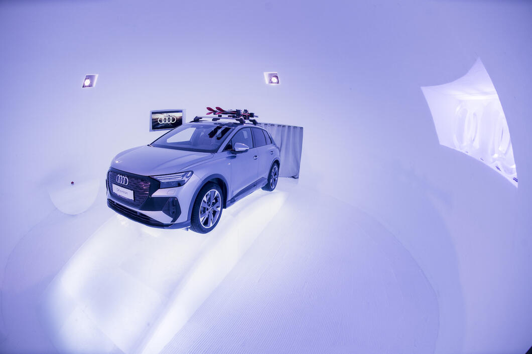 ICE CAMP - der neue Audi Q4 e-tron | © Kitzsteinhorn Ein besonderes Highlight findet sich im dritten Iglu. Auf einem Eisbogen thront der neue Audi Q4 e-tron, der zukunftsweisend die spannende Welt der Elektromobilität verkörpert. Der Audi Q4 e-tron steht ebenso wie das Kitzsteinhorn für Innovationsgeist und höchste Qualitätsstandards verbunden mit einem nachhaltigen Umgang mit wertvollen Ressourcen. | © Kitzsteinhorn