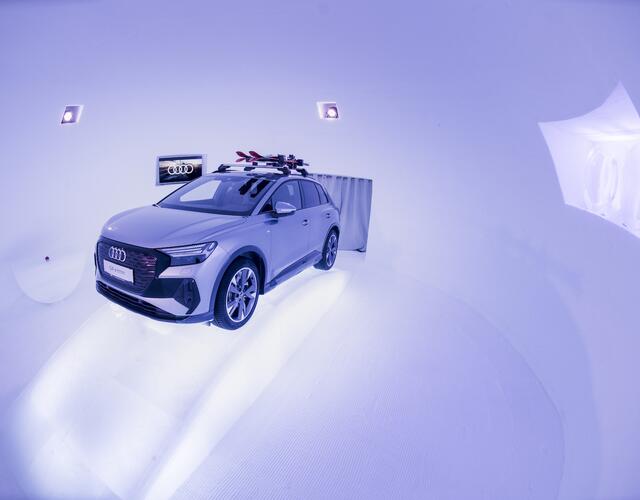 Ein besonderes Highlight findet sich im dritten Iglu. Auf einem Eisbogen thront der neue Audi Q4 e-tron, der zukunftsweisend die spannende Welt der Elektromobilität verkörpert. Der Audi Q4 e-tron steht ebenso wie das Kitzsteinhorn für Innovationsgeist und höchste Qualitätsstandards verbunden mit einem nachhaltigen Umgang mit wertvollen Ressourcen. | © Kitzsteinhorn