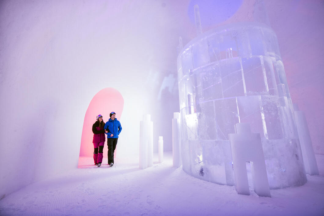 Kitzsteinhorn ICE CAMP presented by Audi 2022 | © Kitzsteinhorn In den drei einzigartig inszenierten Iglus auf 2.600 Meter Seehöhe begeistert wieder ein vom Kärntner Künstler Max Seibald inszeniertes Gesamtkunstwerk aus Eis und Schnee, heuer mit einem überdimensionalen „Eis-Turm“ als Höhepunkt. | © Kitzsteinhorn