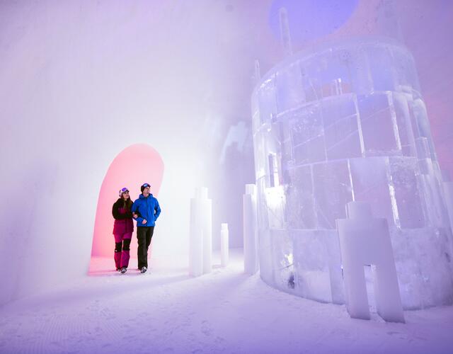In den drei einzigartig inszenierten Iglus auf 2.600 Meter Seehöhe begeistert wieder ein vom Kärntner Künstler Max Seibald inszeniertes Gesamtkunstwerk aus Eis und Schnee, heuer mit einem überdimensionalen „Eis-Turm“ als Höhepunkt. | © Kitzsteinhorn 